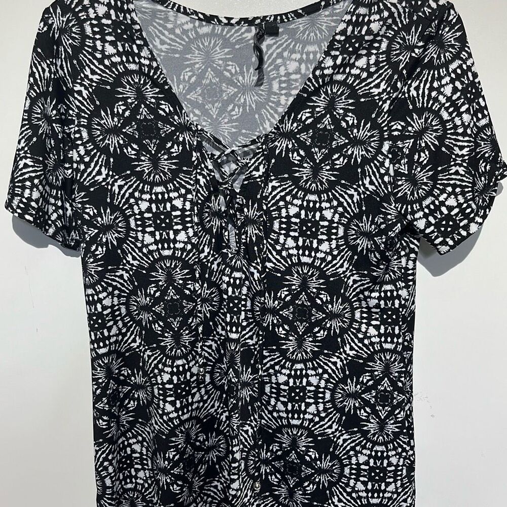 Pacific Beach Women's Black White Geometric Lace Up‎ Short Sleeve T-Shirt Small